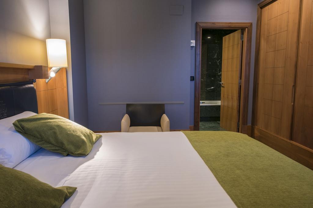 Gran Hotel Lakua Vitoria-Gasteiz Exterior photo A room at the hotel