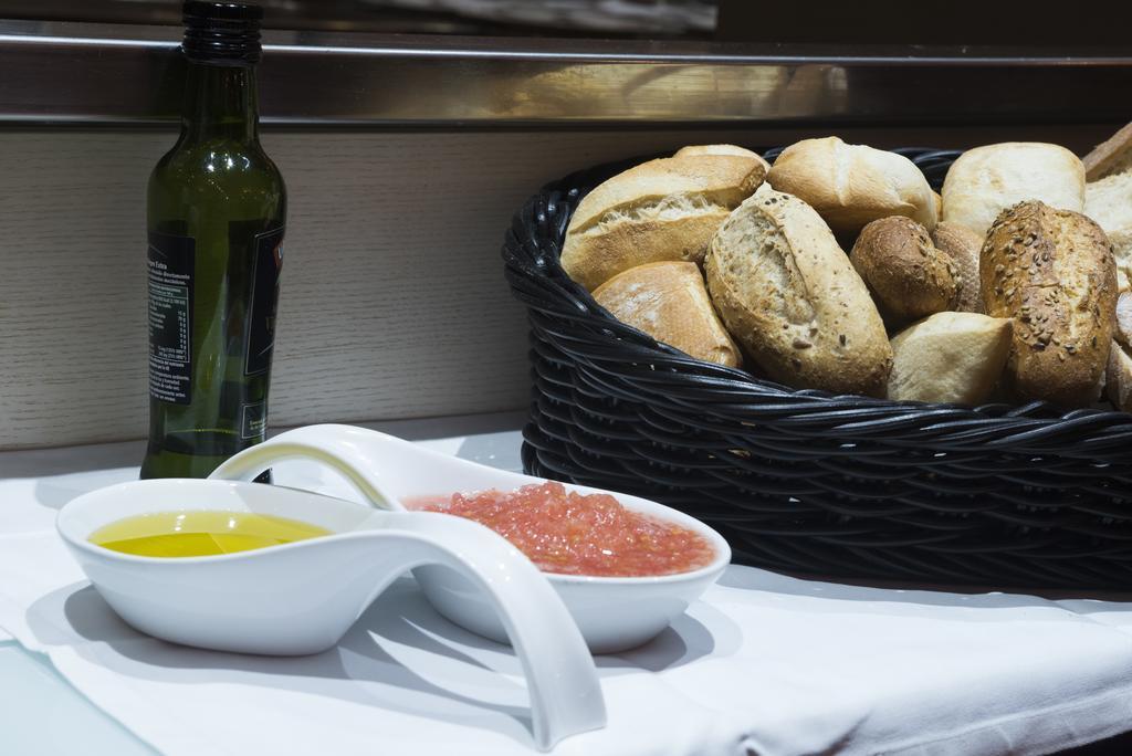 Gran Hotel Lakua Vitoria-Gasteiz Exterior photo Olive oil and bread
