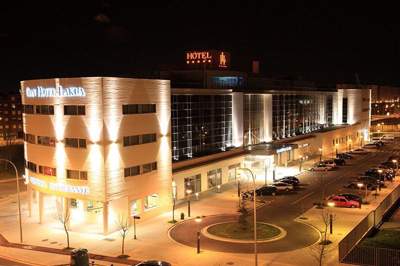 Gran Hotel Lakua Vitoria-Gasteiz Exterior photo The hotel at night